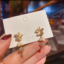 Load image into Gallery viewer, Elegant Drop Crystal Gold Flower Earring