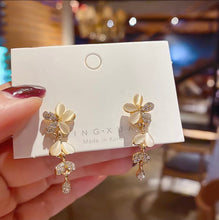Load image into Gallery viewer, Elegant Drop Crystal Gold Flower Earring