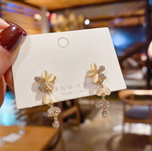 Load image into Gallery viewer, Elegant Drop Crystal Gold Flower Earring