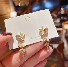 Load image into Gallery viewer, Elegant Drop Crystal Gold Flower Earring

