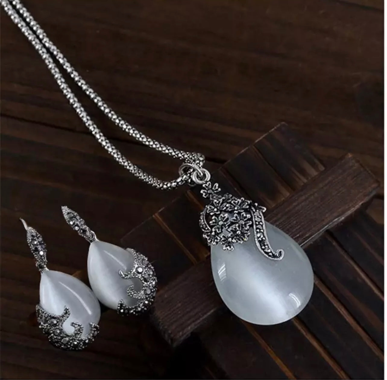Beautiful Vintage Water drop pendant Silver Necklace Earring set